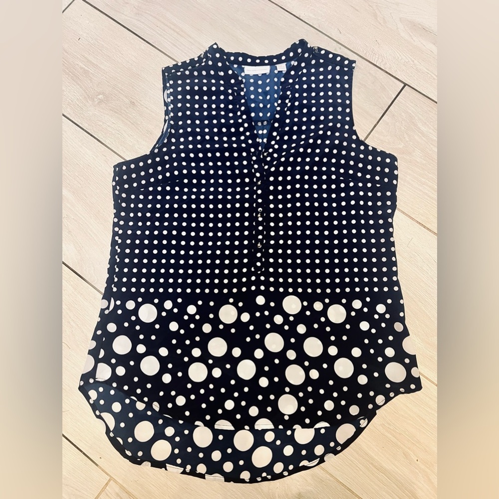 New York & Company Navy Blue Polka Dot Sleeveless Blouse (Size S)